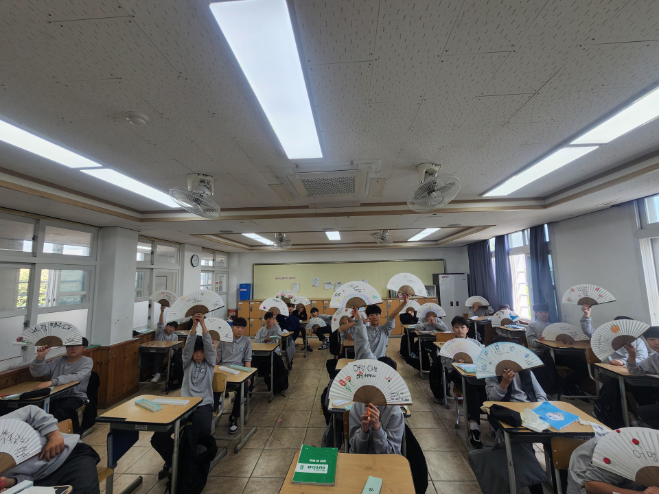서귀포중, 가정의 달 맞이 효자손과 손부채 선물하기