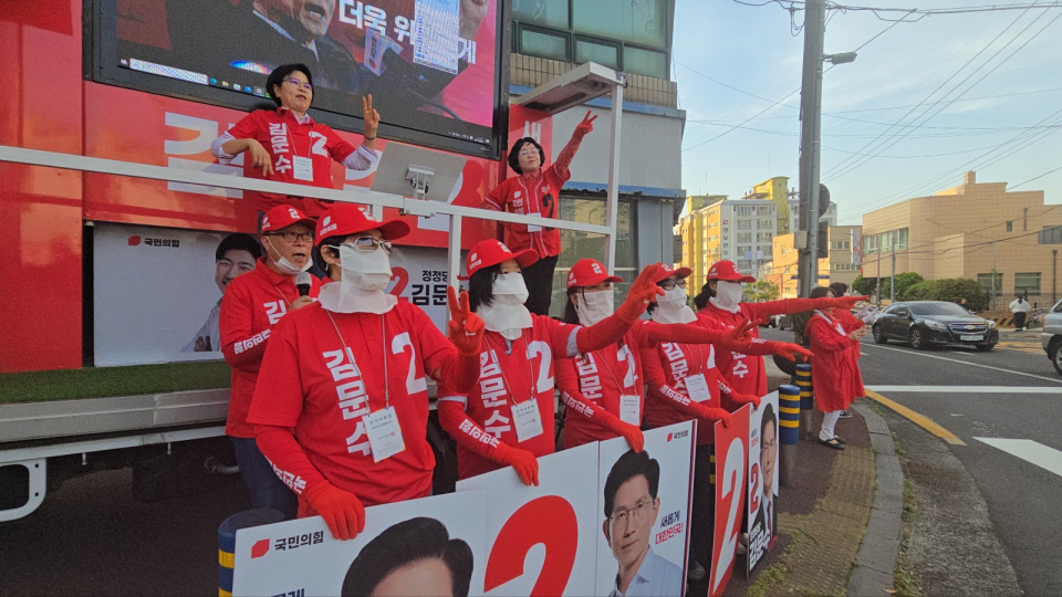이날 유세는 제주시 도남동 우체국 사거리에서 저녁 시간대에 진행됐으며 지나는 차량과 시민들에게 일일이 인사하며 직접적인 지지를 호소하는 열띤 분위기로 가득했다.