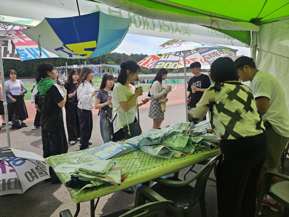 희망나래 업사이클링 사업단, 제주대학교 축제 폐현수막 돗자리 체험 및 대여 부스 운영