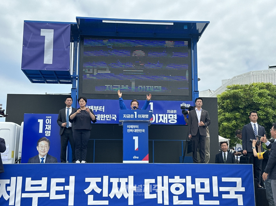 제주를 찾은 이재명 더불어민주당 대선 후보는 제주 4.3과 광주 5.18 같은 국가폭력의 재발을 막기 위해, 이번 대선이