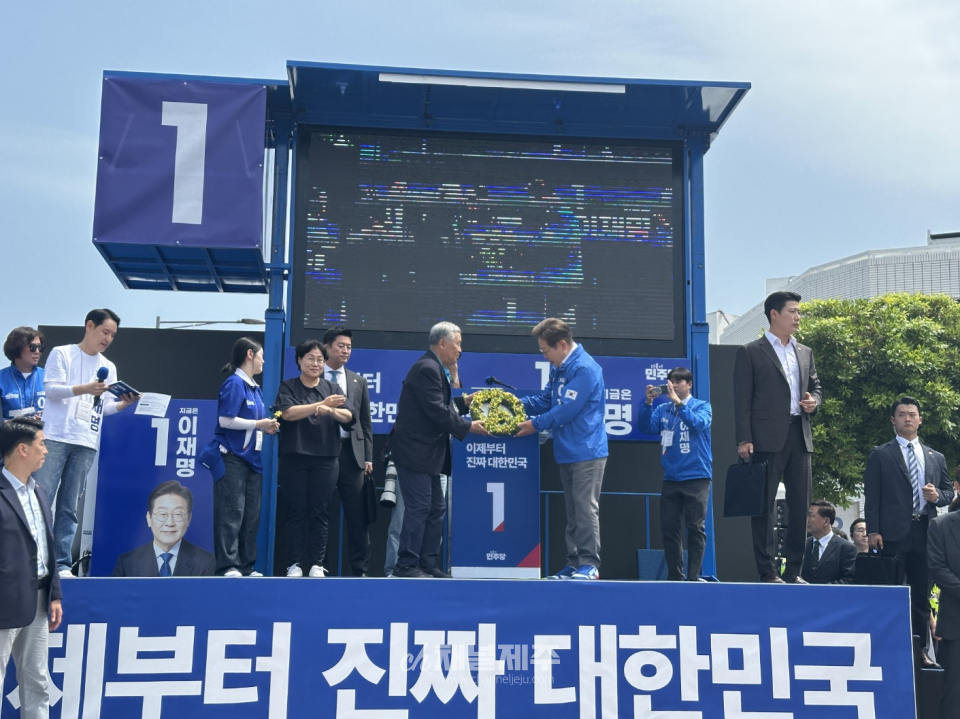 제주를 찾은 이재명 더불어민주당 대선 후보는 제주 4.3과 광주 5.18 같은 국가폭력의 재발을 막기 위해, 이번 대선이