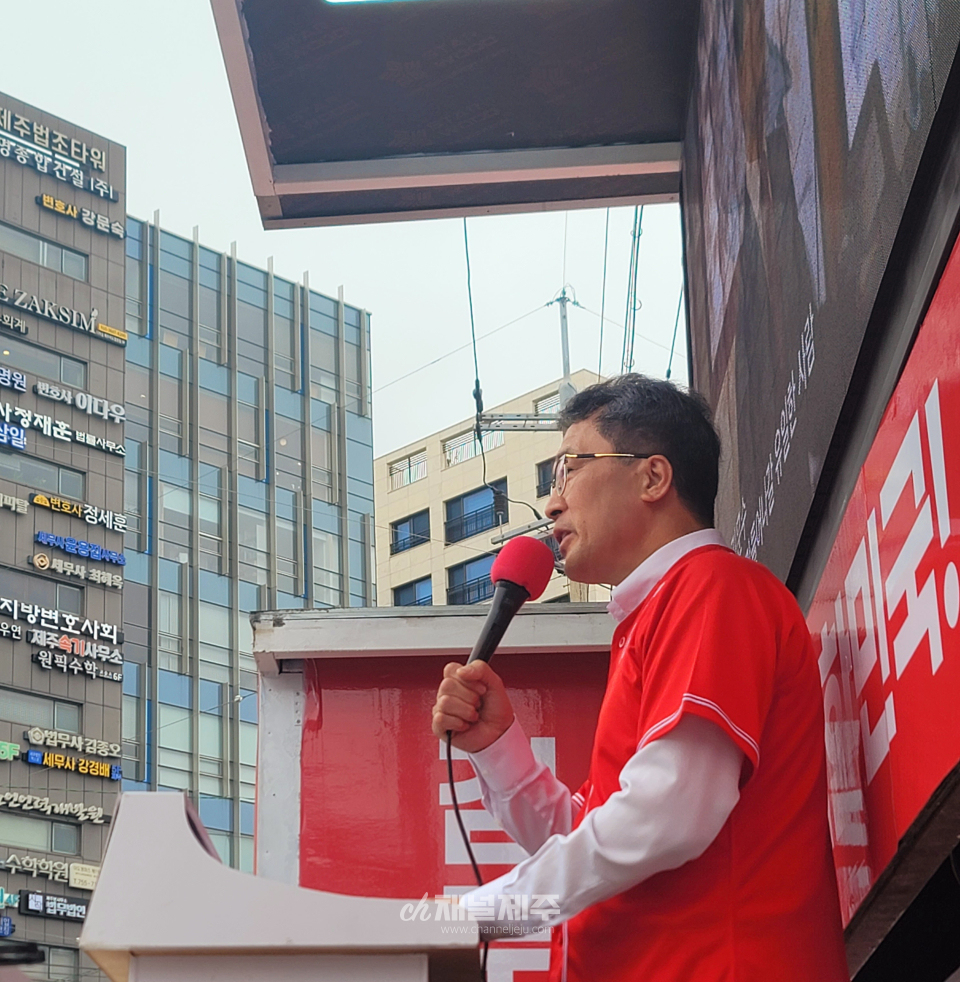 문성유 위원장은 김문수 후보가 제시한 제주 지역 발전을 위한 세 가지 핵심 공약에 대해 하나하나 자세히 설명하며, 도민들에게 그 실현 가능성과 중요성을 진지하게 전달했다.