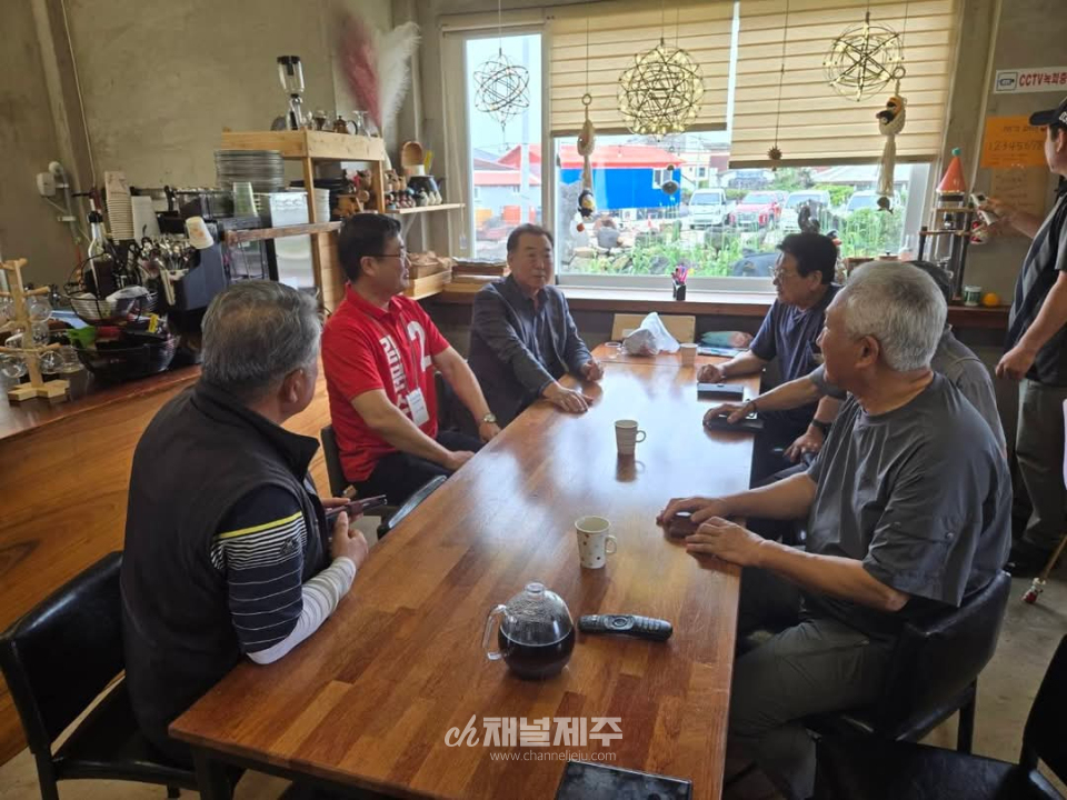 이번 간담회는 세계적인 관광지로 성장한 ‘섬 속의 섬’ 우도의 미래 비전을 함께 고민하고, 주민들의 목소리를 직접 듣기 위해 마련됐다. 특히 김경철 오봉리장을 비롯한 지역주민들이 한자리에 모여 우도의 보존과 개발, 그리고 생활 현안에 대해 생생한 의견을 전했다.