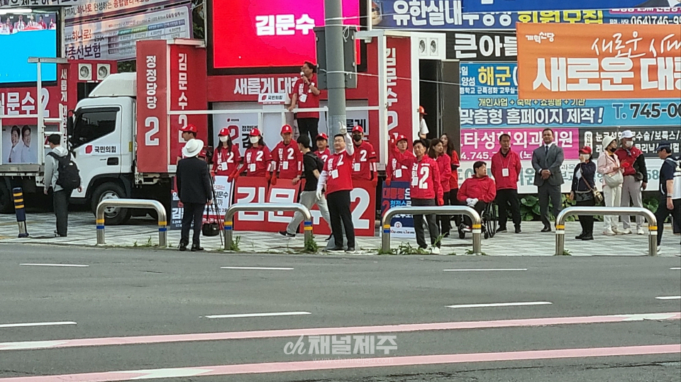 25일 김용태 비대위원장, 노형 롯데미트앞에서 ‘필승 유세’