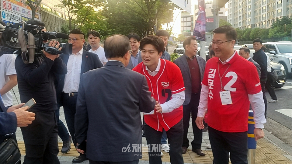 25일 김용태 비대위원장, 노형 롯데미트앞에서 ‘필승 유세’