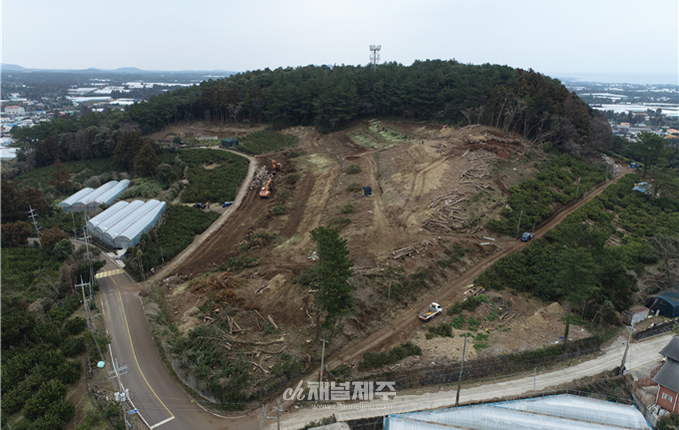 수사 결과, A씨는 올해 1월부터 당국의 허가 없이 자신 소유 임야 17,222㎡(5,218평) 중 4,227㎡(1,280평)를 굴삭기로 파헤쳐 나무를 베어내고 땅을 깎거나 돋우는 작업을 무단으로 벌인 것으로 드러났다.(사진제공=자치경찰단)