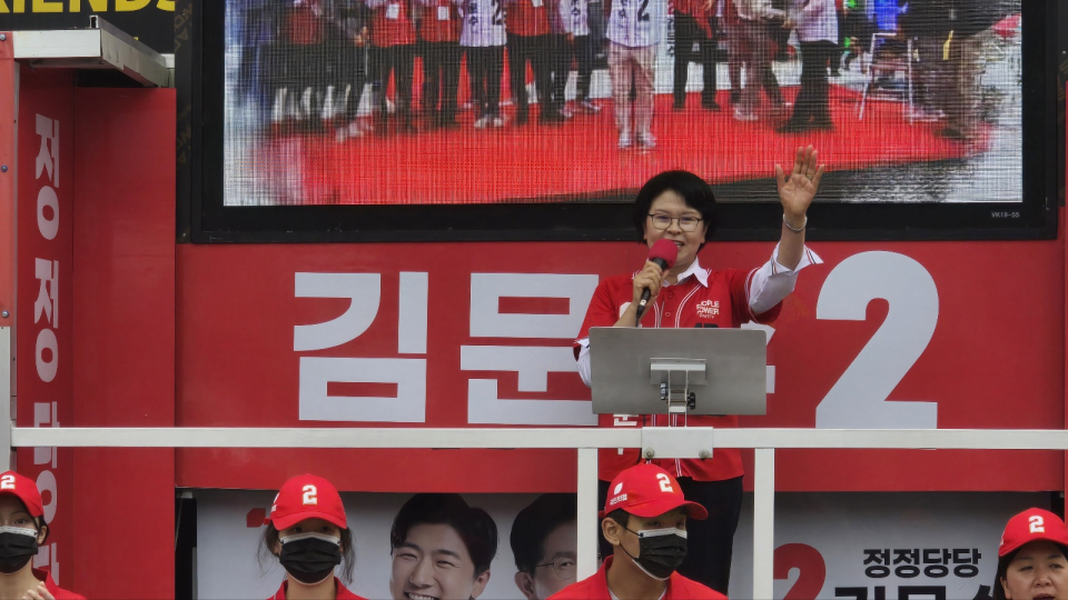 6.3 대선을 앞두고 국민의힘제주도당(위원장 김승욱)은 제주시 광양4거리에서 대규모 유세를 갖고 더불어민주당 이재명 후보를 강도 높게 비판하며 도민들의 지지를 호소했다. 이날 유세에는 김문수 후보의 선거대책위원회 관계자들과 지역 정치인, 청년·여성 대표들이 총출동해 연단에 섰다.