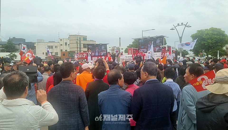 2일, 제주시 동문로터리 탐라광장서 마지막 총력 … 2천여 명 운집