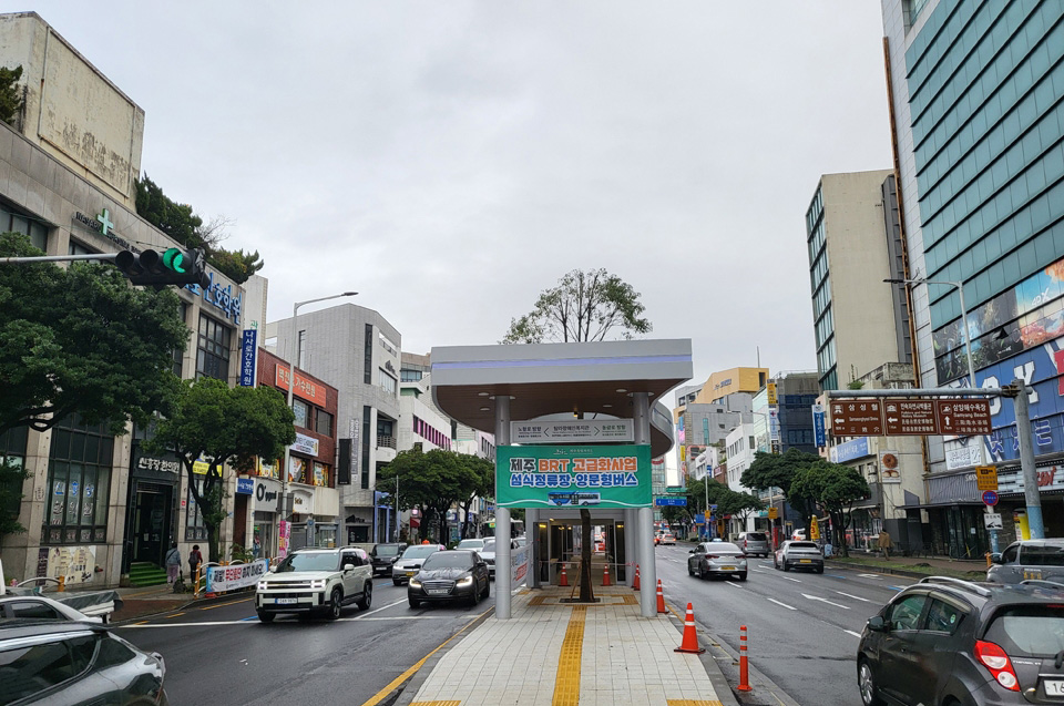 제주도는 서광로 구간(신제주 입구 교차로 ~ 광양사거리, 3.1㎞)은 총 사업비 87억원(국비·지방비 각 50%)을 투입해 섬식정류장 6개소를 조성하고 교차로 7개소를 개선했다.