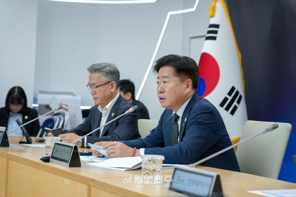 오영훈 제주도지사는 4일 오전 도청 한라홀에서 긴급 간부회의를 주재하고 “대통령 정책공약을 살펴보면 새정부 국정 운영의 기조와 방향이 제주도가 추진해온 가치, 방향과 다르지 않다”며 “제주 주요 현안이 부처 업무보고에 구체화되고 국정과제까지 확정돼 범정부적 추진동력을 얻을 수 있도록 지금부터 모든 역량을 집중해달라”고 강조했다.(사진=제주도)