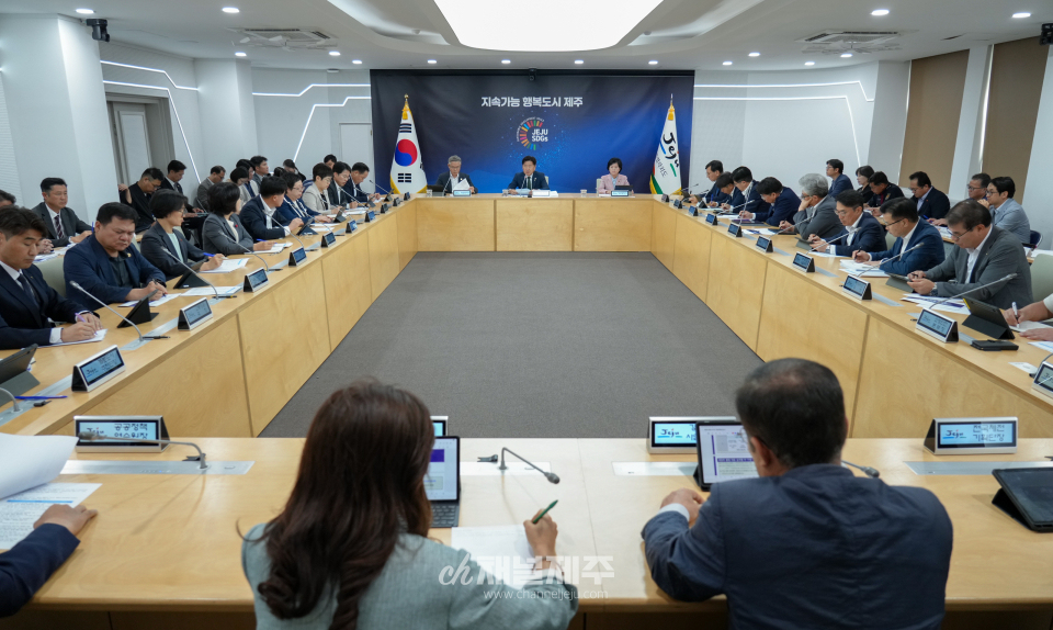 오영훈 제주도지사는 4일 오전 도청 한라홀에서 긴급 간부회의를 주재하고 “대통령 정책공약을 살펴보면 새정부 국정 운영의 기조와 방향이 제주도가 추진해온 가치, 방향과 다르지 않다”며 “제주 주요 현안이 부처 업무보고에 구체화되고 국정과제까지 확정돼 범정부적 추진동력을 얻을 수 있도록 지금부터 모든 역량을 집중해달라”고 강조했다.(사진=제주도)
