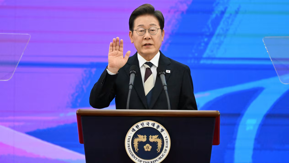 이재명 대통령이 4일 서울 여의도 국회에서 열린 제21대 대통령 취임선서를 하고 있다.