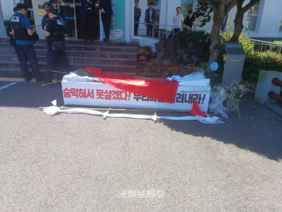 주민들이 제기한 가장 큰 문제는 주거환경과 생계 기반의 훼손이다. 집회에 참석한 한 주민은 “시설에서 발생하는 악취, 침출수, 교통량 증가 등은 생활 전반에 걸친 영향을 초래할 것”이라고 우려했다.