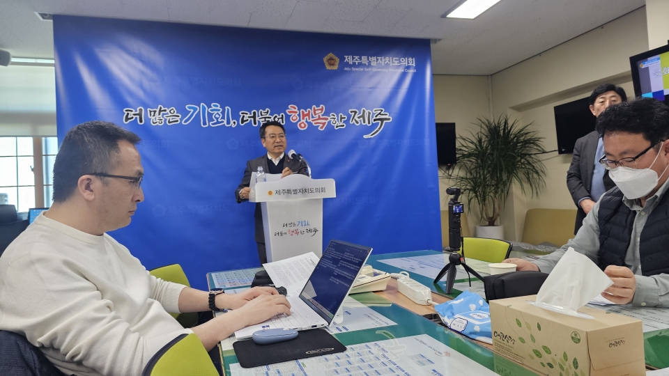 송창권 도의원이 기자회견을 열고 환경보전분담금 제도의 조속한 도입을 강력히 주장했다.