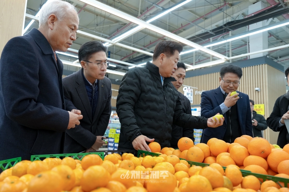 오영훈 지사는 23일 오전 도남시장과 제주농협 하나로마트 제주점을 잇따라 방문해 물가동향을 점검하고 상인들의 애로사항을 청취했다.(사진=제주도)