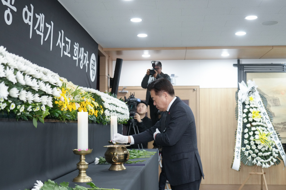 무안공항 항공기 사고 희생자 합동 분향소에서 헌화하는 오영훈 제주도지사