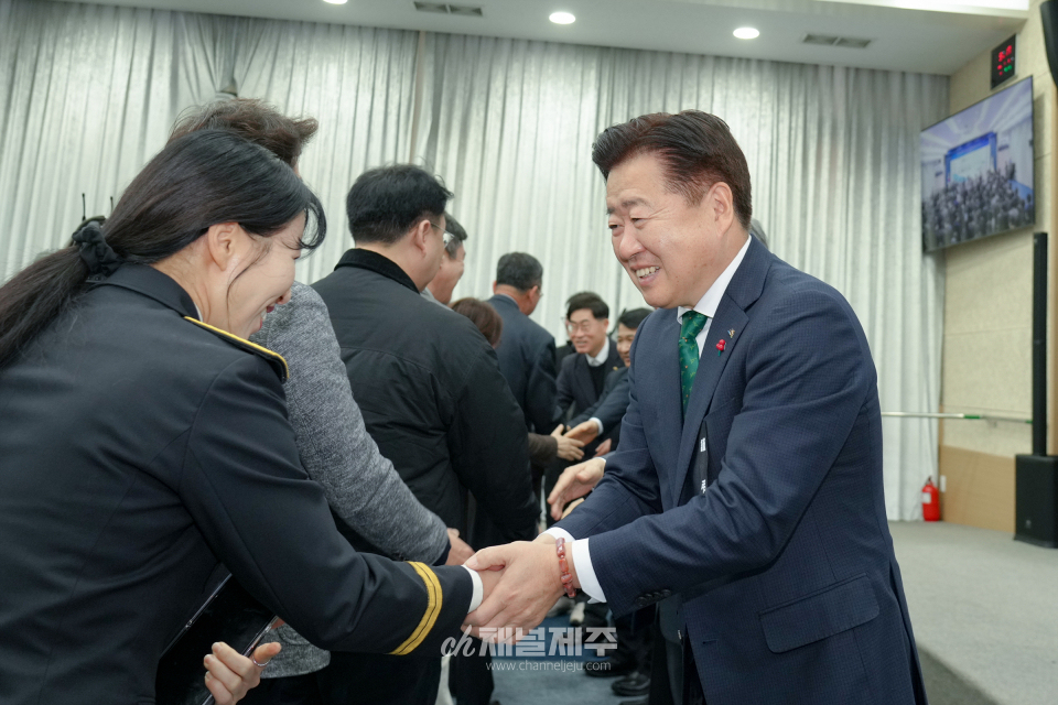 오영훈 지사는 2일 오전 도청 탐라홀에서 열린 2025년 시무식에서 ‘수직적 조직문화에서 수평적 문화로의 전환’과 ‘창조적 진화로의 도약’을 강조하며 새해 조직 혁신에 주력할 것을 예고했다.(사진제공=제주도)