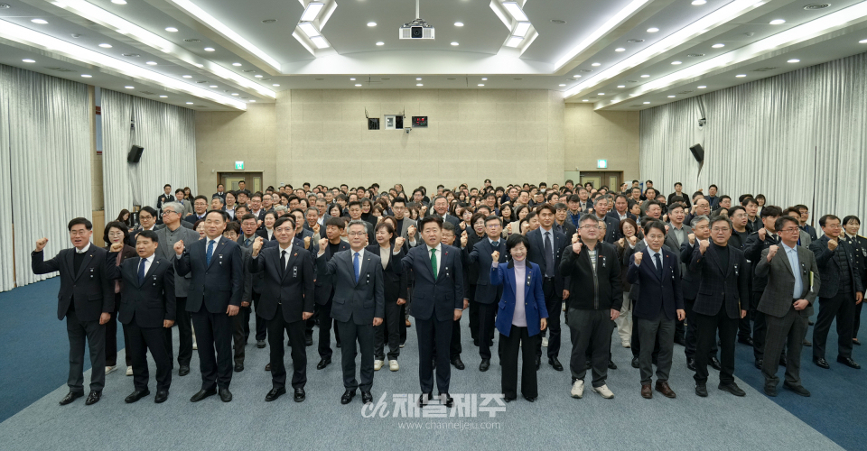 오영훈 지사는 2일 오전 도청 탐라홀에서 열린 2025년 시무식에서 ‘수직적 조직문화에서 수평적 문화로의 전환’과 ‘창조적 진화로의 도약’을 강조하며 새해 조직 혁신에 주력할 것을 예고했다.(사진제공=제주도)