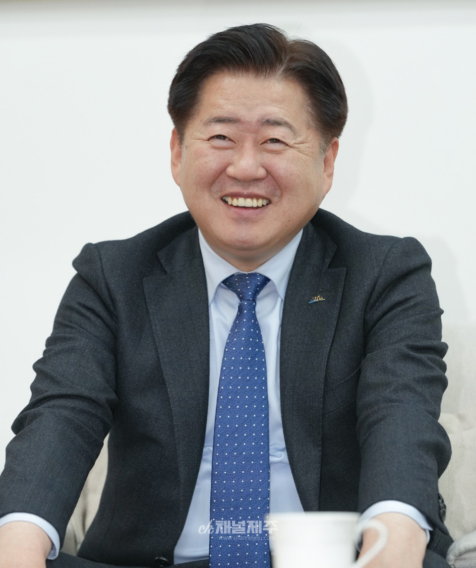 오영훈 제주도지사는 최근 채널제주와 가진 신년대담을 통해 “민생경제 구석구석으로 성과가 퍼질 수 있도록 재정을 과감하게 투입해 내수를 살리고 소상공인에 대한 지원을 강화하겠다”고 밝혔다.(사진제공=제주도)