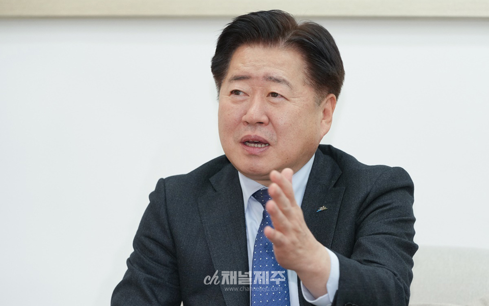 오영훈 제주도지사는 최근 채널제주와 가진 신년대담을 통해 “민생경제 구석구석으로 성과가 퍼질 수 있도록 재정을 과감하게 투입해 내수를 살리고 소상공인에 대한 지원을 강화하겠다”고 밝혔다.(사진제공=제주도)