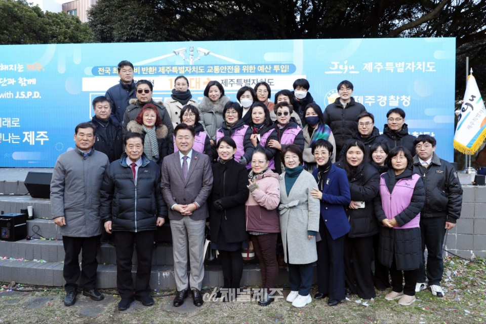 13일 오후 2시 제주시 삼다공원에서 열린 ‘무인단속장비 반환식’에는 오영훈 제주도지사, 김수영 제주경찰청장, 한진호 전국시도자치경찰위원회 협의회장, 조승철 제주안전생활실천시민연합 대표 등 관계자와 지역주민 150여 명이 참석했다. 행사에서는 이충호 전 제주경찰청장이 무인단속장비 반환을 승인하며 교통안전 강화에 기여한 공로를 인정받아 감사패와 명예도민증을 수여받았다.(사진제공=제주안전생활실천시민연합)
