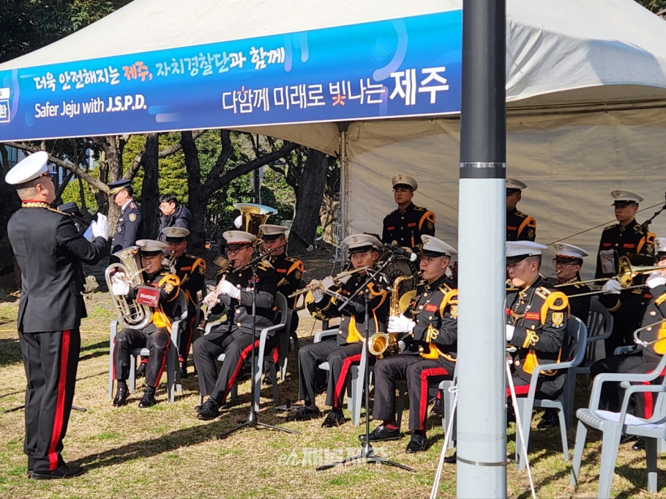 13일 오후 2시 제주시 삼다공원에서 열린 ‘무인단속장비 반환식’에는 오영훈 제주도지사, 김수영 제주경찰청장, 한진호 전국시도자치경찰위원회 협의회장, 조승철 제주안전생활실천시민연합 대표 등 관계자와 지역주민 150여 명이 참석했다. 행사에서는 이충호 전 제주경찰청장이 무인단속장비 반환을 승인하며 교통안전 강화에 기여한 공로를 인정받아 감사패와 명예도민증을 수여받았다.(사진제공=제주안전생활실천시민연합)
