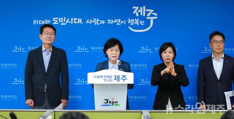 김애숙 정무부지사(자료사진.사진가운데)