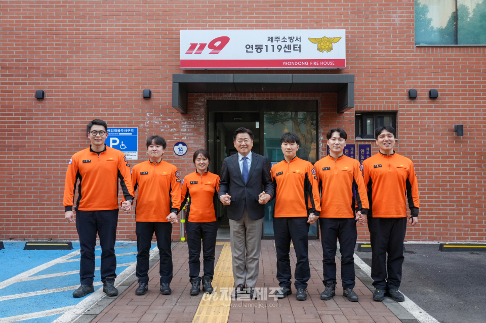 오영훈 지사는 이날 오후 연동119센터를 방문해 위급상황에서 신속한 응급구조로 소중한 생명을 지킨 구급대원 6명에게 감사와 격려를 전했다.(사진제공=제주도)