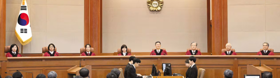 헌법재판소가 4일 재판관 8명 전원 일치로 윤석열 대통령의 파면을 결정했다. 문형배(왼쪽에서 다섯째) 헌법재판소장 권한대행이 선고 요지를 읽고 있다. 왼쪽부터 정계선·김복형·정정미·이미선·문형배·김형두·정형식·조한창 재판관.(KBS화면 캡처)