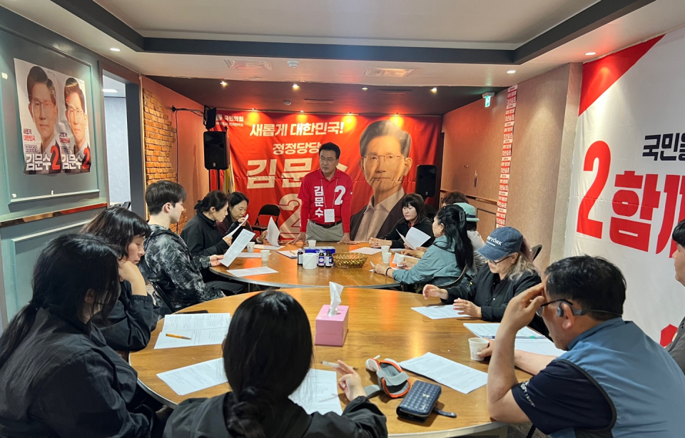 이날 교육에서는 봉인지 부착 시 간인 위치 설명, 정면·측면·전체 3컷 촬영 요령, 개표 참관인과의 봉인 대조 연계 방법 등 현장에서 직접 활용 가능한 실질적이고 상세한 지침 중심의 교육이 이루어졌다.