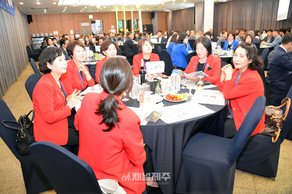 뉴제주로타리클럽 제18·19대 회장 및 임원 이·취임식